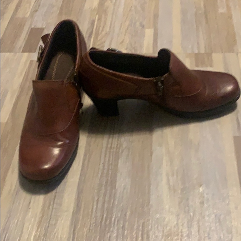 Clarks leather heeled bootie